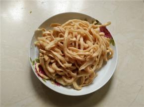 将萝卜干条洗净，装盘待用