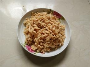 将洗净的萝卜干切成1厘米左右的小块，装盘待用