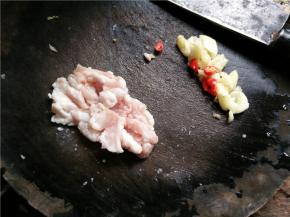 将猪肉切成薄片，蒜切成末，辣椒斜切成段