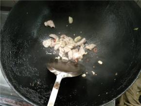 热锅冷油，下蒜末和辣椒段超出香味，下切好的猪肉翻炒