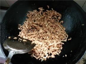 再将炒好的萝卜干放进锅中，跟猪肉一起炒，加食盐和生抽，翻炒