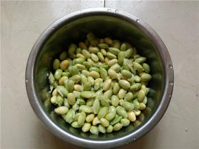 将毛豆剥皮，洗净装碗待用