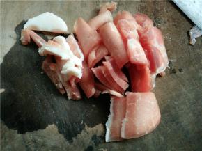将猪肉洗净切成薄片待用