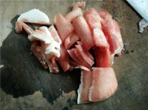 将猪肉洗净切成薄片待用