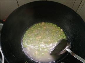 加入适量的清水，将毛豆煮熟，装碗待用