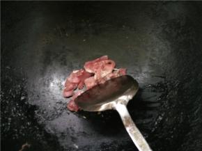 热锅下油烧热，放入切好的猪肉片，翻炒