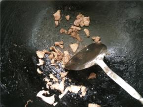 翻炒猪肉片一会后，加入食盐、生抽继续翻炒