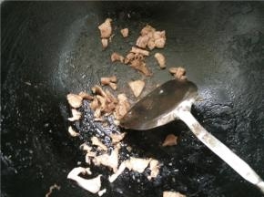 翻炒猪肉片一会后，加入食盐、生抽继续翻炒