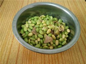 加入一些清水，焖煮一会，待汤汁收的差不多后，就可以装碗即可