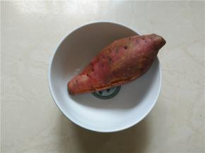 将红薯隔水蒸或者用水整个煮熟，晾凉待用