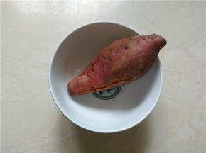 将红薯隔水蒸或者用水整个煮熟，晾凉待用