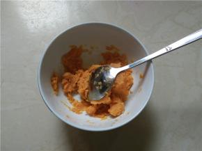 将煮好晾凉的红薯去皮，用勺子压成泥，装碗待用