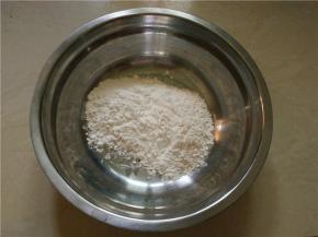 取适量的糯米粉装碗待用