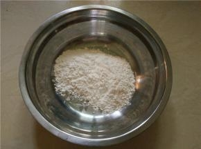 取适量的糯米粉装碗待用