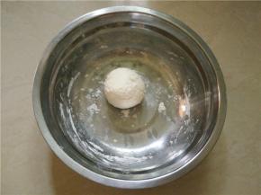 用适量的80度的热水和面，揉至不粘手为止