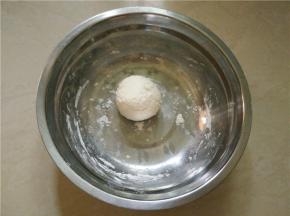 用适量的80度的热水和面，揉至不粘手为止
