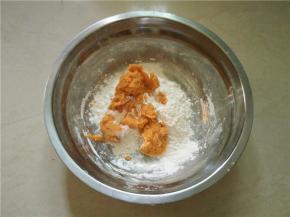 再取适量的糯米粉装碗，加入压好的红薯泥待用