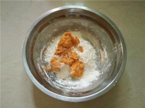 再取适量的糯米粉装碗，加入压好的红薯泥待用