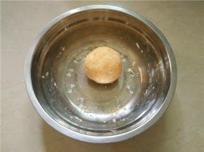 加入适量的80度的热水和面，揉至不粘手为止