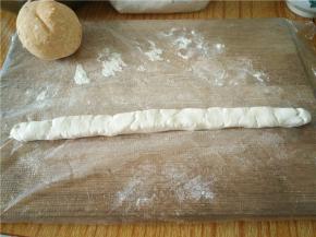 将白面面团搓成长条待用