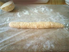 将混有红薯的面团也搓成长条待用