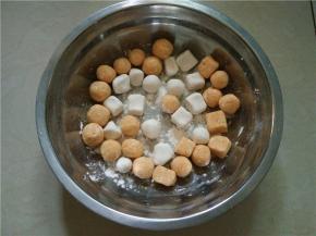 将搓成长条的面团切成一指宽的面团，再捏成自己喜欢的形状，装碗待用