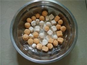 将搓成长条的面团切成一指宽的面团，再捏成自己喜欢的形状，装碗待用