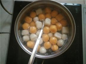 小锅加水烧开，将捏好的糯米圆子下锅煮熟