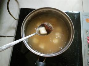 糯米圆子快熟的时候，加入适量的红糖调味