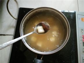 糯米圆子快熟的时候，加入适量的红糖调味