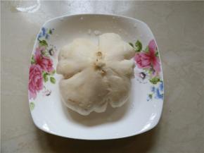 将凉薯去皮洗净装盘待用