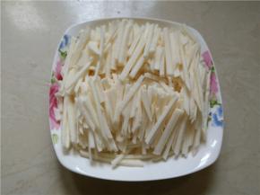 将洗净的凉薯切成细丝，装盘待用