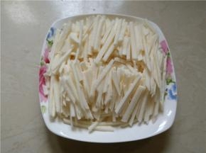 将洗净的凉薯切成细丝，装盘待用