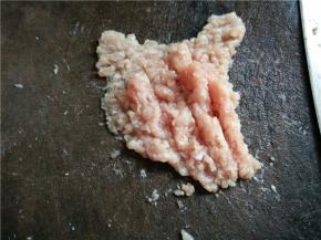 将猪肉洗净，剁成肉末待用