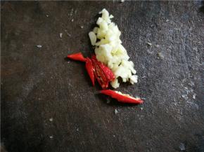 将一瓣蒜切成蒜末，辣椒切成斜段，待用