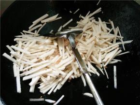 将切好的凉薯放进去翻炒，加些盐调味