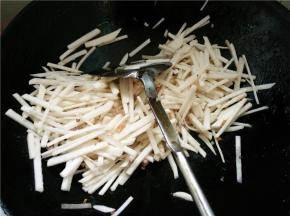 将切好的凉薯放进去翻炒，加些盐调味