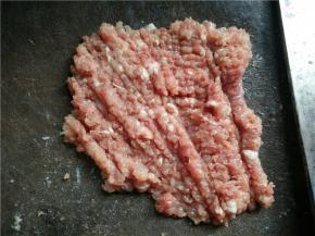 将猪肉洗净，剁成肉末待用