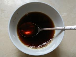 将生抽、酱油、白砂糖、白醋和清水按一定比例调成酱汁，待用