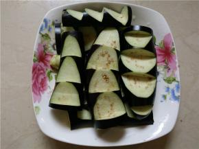将茄子洗净切成锯齿状花纹装盘待用
