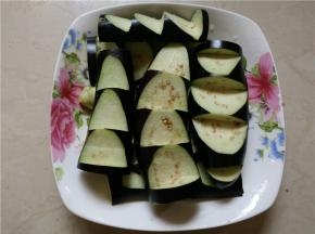 将茄子洗净切成锯齿状花纹装盘待用