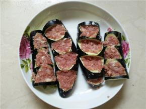 将肉末填进抹了生粉的锯齿状的凹槽中，装盘待用