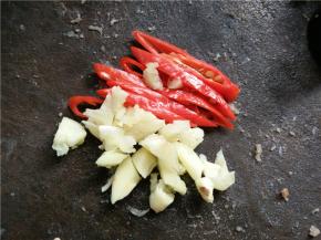 将蒜切成蒜末，辣椒斜切成段待用