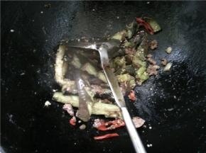 热锅下油烧热，下切好的蒜末和辣椒段，翻炒出香味，放弄好的茄子继续翻炒