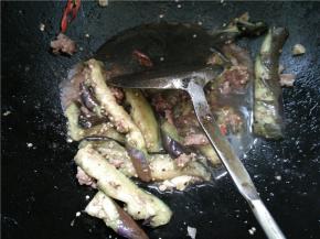 调好的酱汁倒进锅里，翻一翻，大火烧开