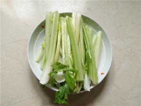 芹菜去茎洗净装盘待用