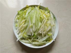 将洗净的芹菜切成薄的丝片
