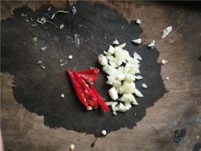 将辣椒和一瓣蒜切成辣椒末和蒜末
