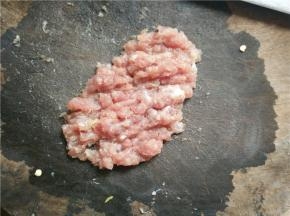 将猪肉切成薄片，用刀剁一下