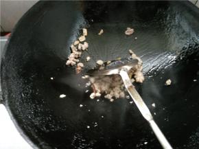 热锅冷油，下辣椒和蒜，炒出香味，放入切好的肉翻炒